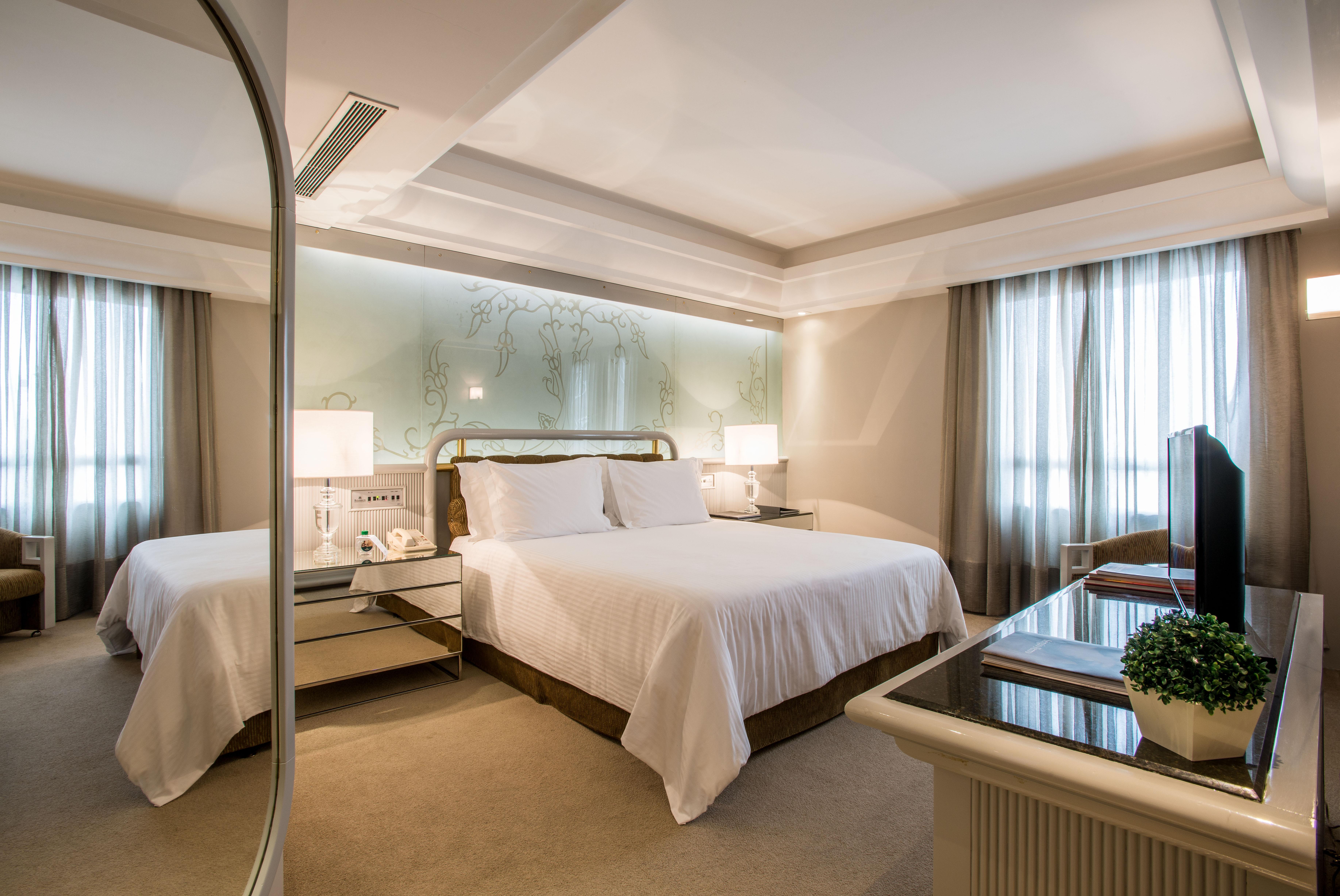 Bourbon Hotel & Suites Curitiba Eksteriør bilde A bedroom at the Mandarin Oriental, Hong Kong